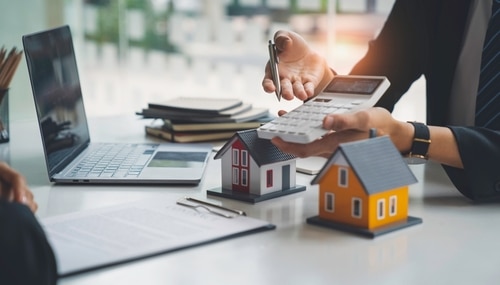 RealEstateAgentsBidHomesInTheProjectToExplain
